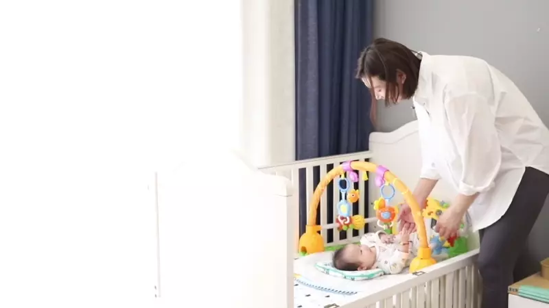 妈妈照看宝宝